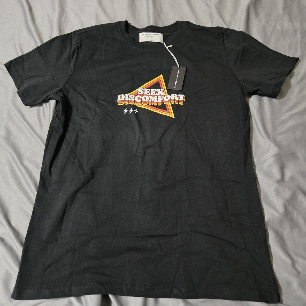 Seek Discomfort Women’s Short Sleeve Tshirt Medium NWT Graphic black